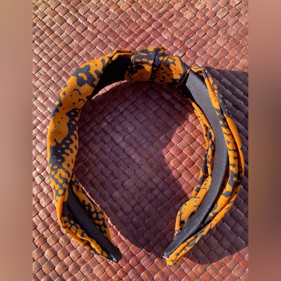 Bundle deal - 4 head bands for $10 - Picture 3 of 5